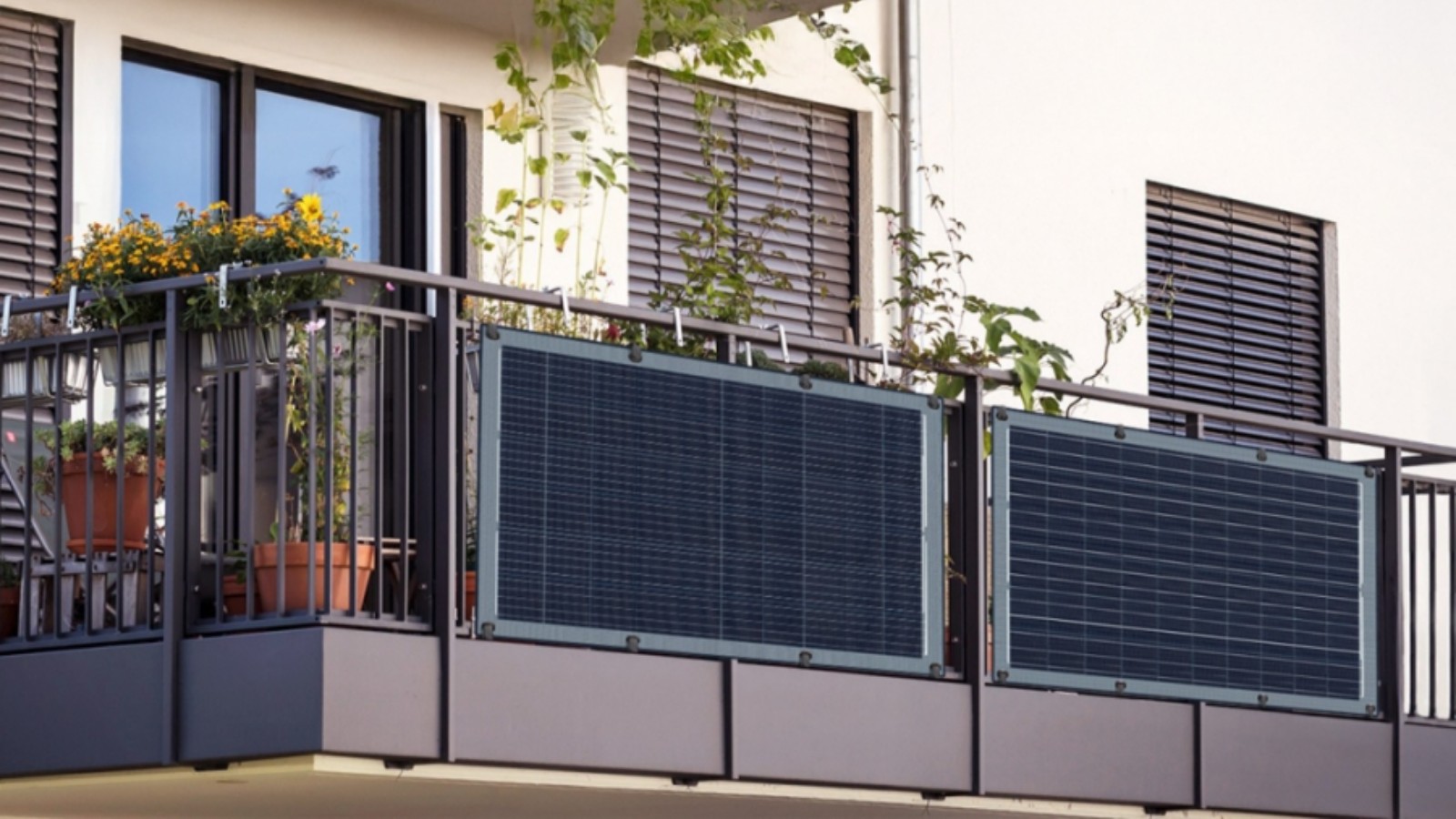 Η νέα τάση για τα φωτοβολταϊκά μπαλκονιού φτάνει και στην Ελλάδα ανοίγοντας μια νέα αγορά και έτσι επειτα από την ευρεία χρήση τους σε πολλές ευρωπαϊκ